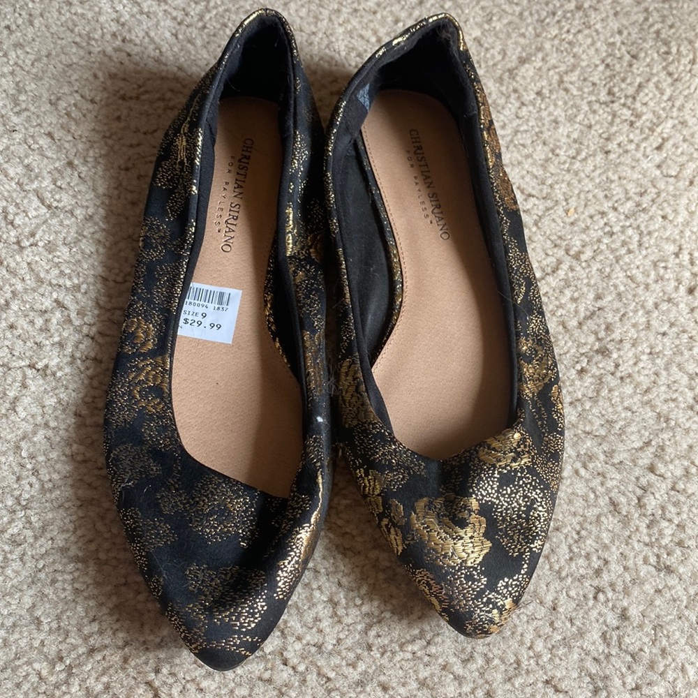 Gold/black shoe